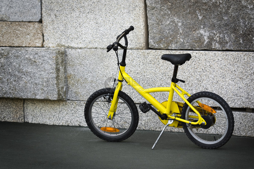单黄自行车在行道图片