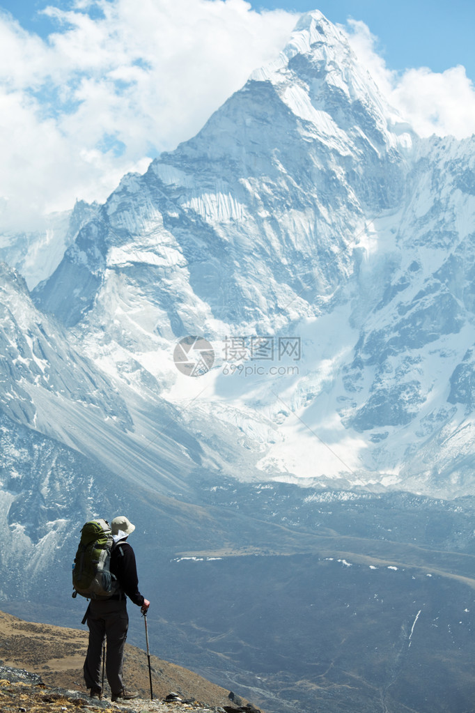 在喜马拉雅山徒步旅行图片