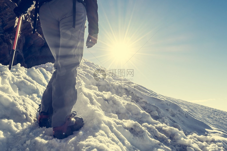 登山鞋与冰爪的特写登山者攀登雪山图片