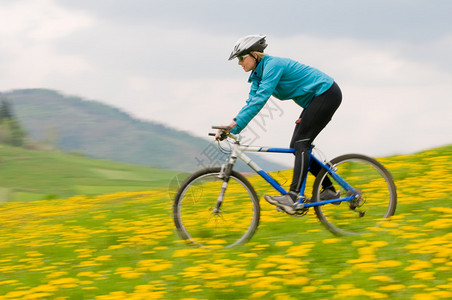 女人骑自行车在图片