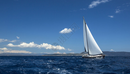 在开阔海中乘白帆的游艇在图片