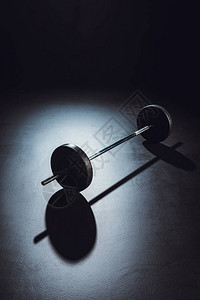 健身房黑色背景有阴影的地板图片