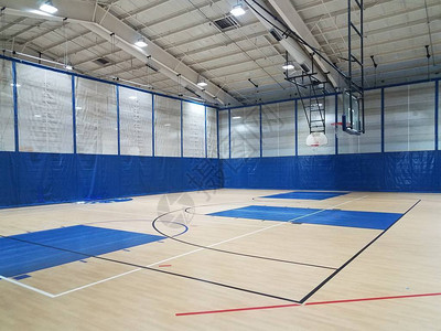 体育馆或健身房有篮球场和木图片