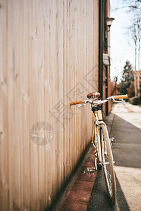 自行车靠在木栅栏上的照片图片