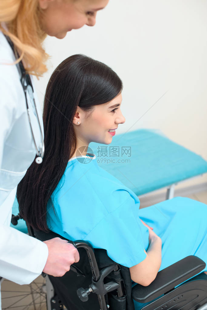 妇产科医生在妇产医院骑着轮椅上的孕妇图片