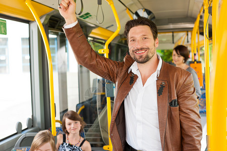乘坐公共汽车的男乘客图片