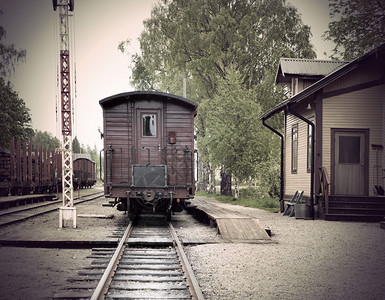 小镇里有木车的老式火车站背景图片