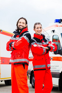 紧急医生和护士站在救护车前站图片