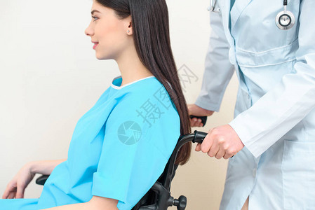 产科妇产科医生在妇产医院轮椅上骑着孕妇的图片
