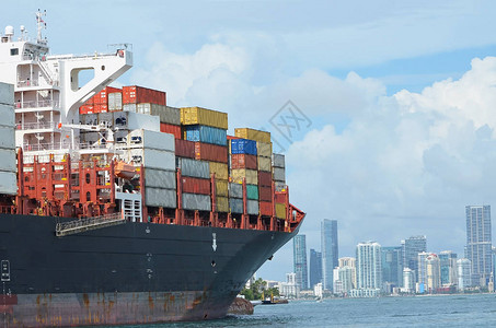 接近迈阿密港的集装箱船在迈阿密图片