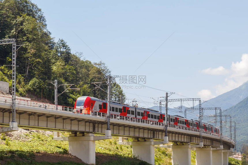 山中的火车穿过立交桥图片