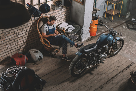 机械师在摩托车维修店使用图片