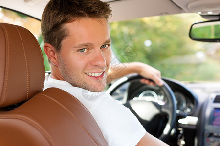 司机坐在车厢或货车上驾驶图片