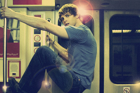 年轻男子乘地铁坐地铁图片