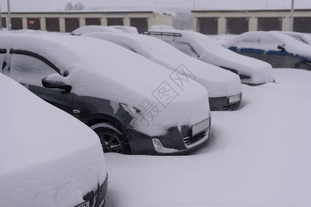 降雪后地里的汽车图片