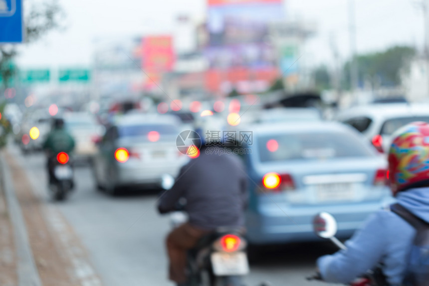 在城市交通堵塞抽象背景模糊的路上驾驶汽车和摩托车图片