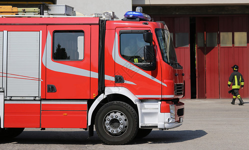 消防局消防演习中的红色消防车图片