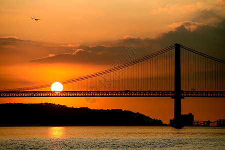 日落时的里斯本桥图片