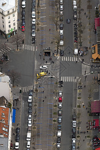 巴黎街道的空中观察地铁图片