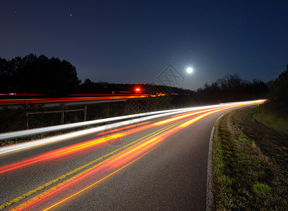 夜间道路上的交通灯条纹图片