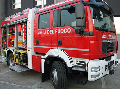 意大利消防车配备灭火设备的背景图片