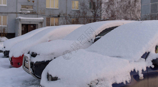 降雪后地里的汽车图片