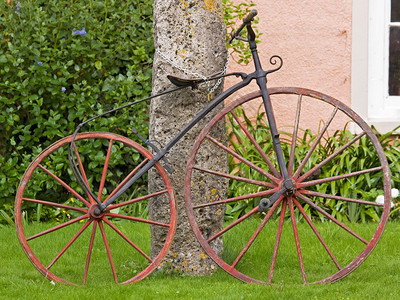 为后代保留的老式铁自行车图片