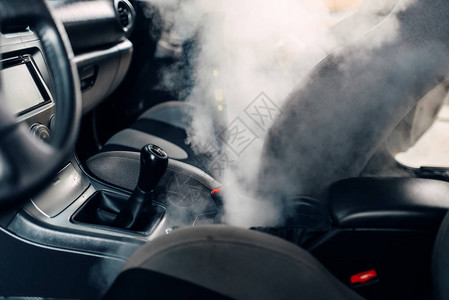 用蒸汽清洁器对汽车内部进行专业干洗车服务图片
