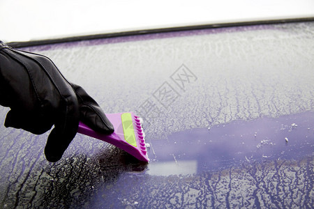 用刮冰器清洁车窗图片