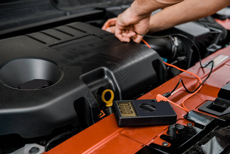 在机械车间检查汽车电池压的多米伏度计中图片