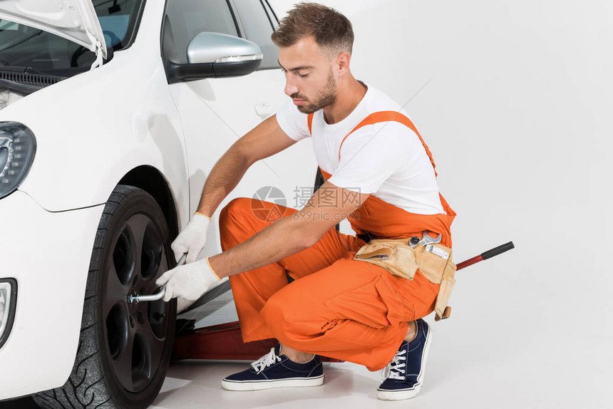 修理白色汽车轮胎的图片