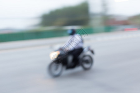摩托车在路上驾驶抽象的图片