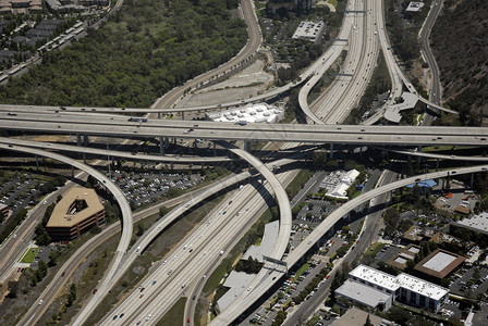 高速公路立交桥和梁的鸟瞰图图片