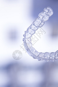 隐形牙齿矫正器现代牙齿支架透明牙齿保持器大括号用于矫正美容牙科和背景图片