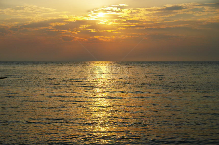 在海洋的橙色日落图片