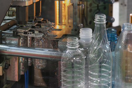 塑料装瓶过程的抽象场景塑料瓶制图片