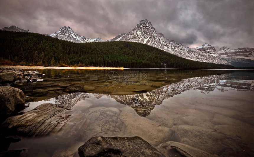在平静的湖水中的完美反射戏剧云加拿大落基山脉班夫公园艾伯图片