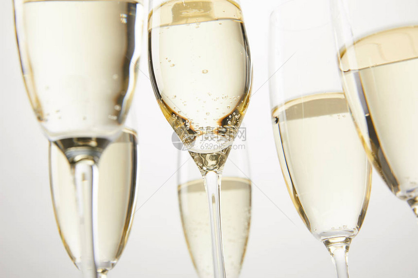 香槟玻璃杯的作物形象其泡沫隔绝在白色背图片