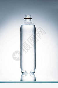 反射面上装满水的塑料瓶图片