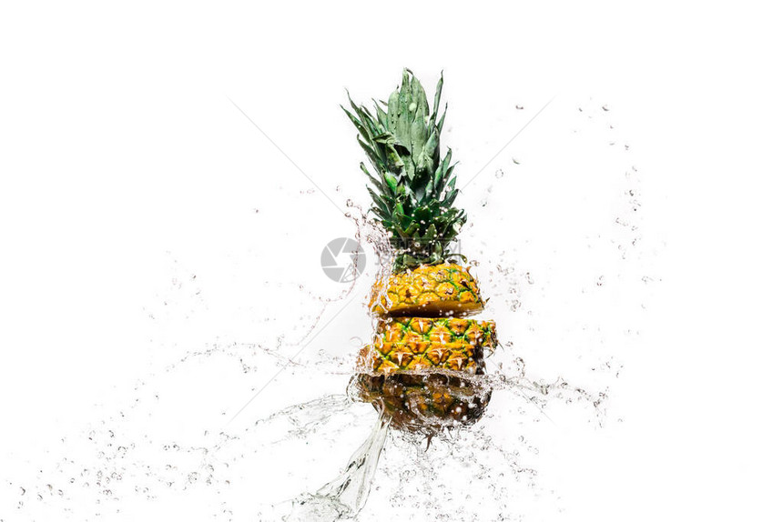 在水喷洒中的新鲜切片菠萝图片