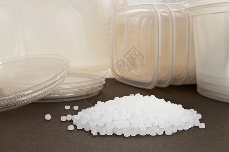 背景的透明聚乙烯颗粒和塑料容器塑料颗粒颗粒中的塑料原高密度聚乙烯PEHDPELD背景图片