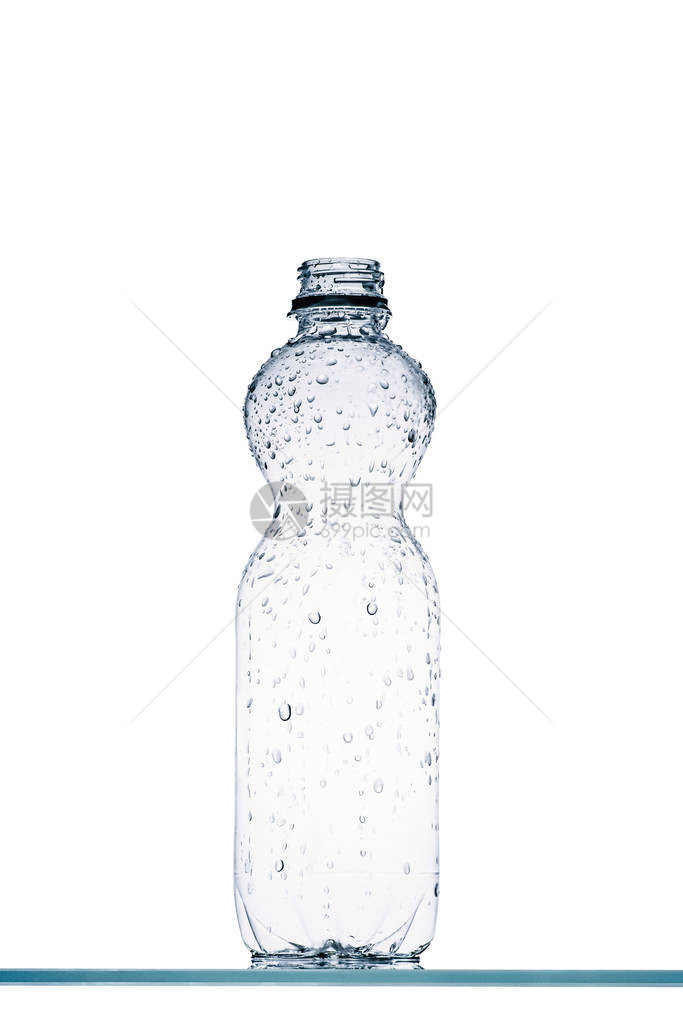在白色上隔离的空湿塑料水瓶图片