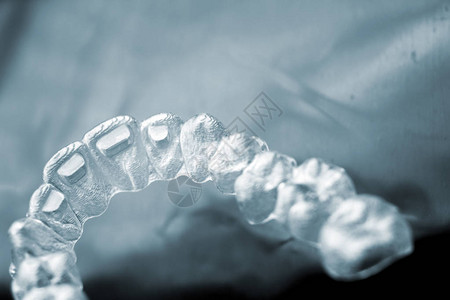 隐形矫口服护牙套装塑料支架现代牙齿保留器图片