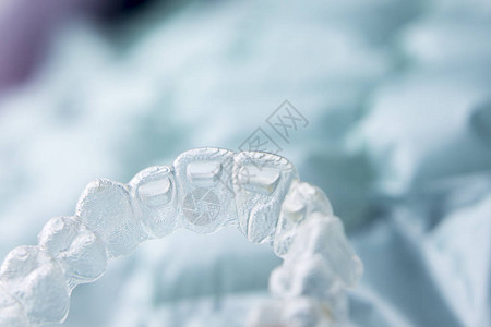 隐形矫口服护牙套装塑料支架现代牙齿保留器图片