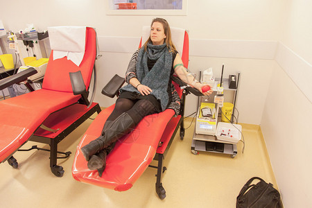 扶手椅上的献血者在输血站献血图片