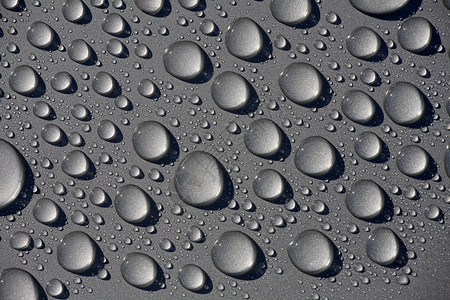 灰色金属表面上的水滴图片