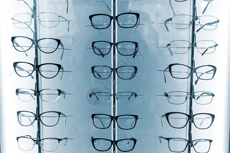 陈列柜中的眼镜组特写背景图片