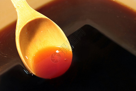 用木勺从荞麦中提取的新鲜蜂蜜背景图片