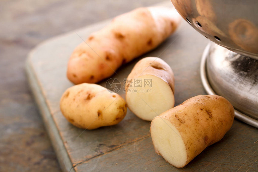 准备新鲜的生土豆图片