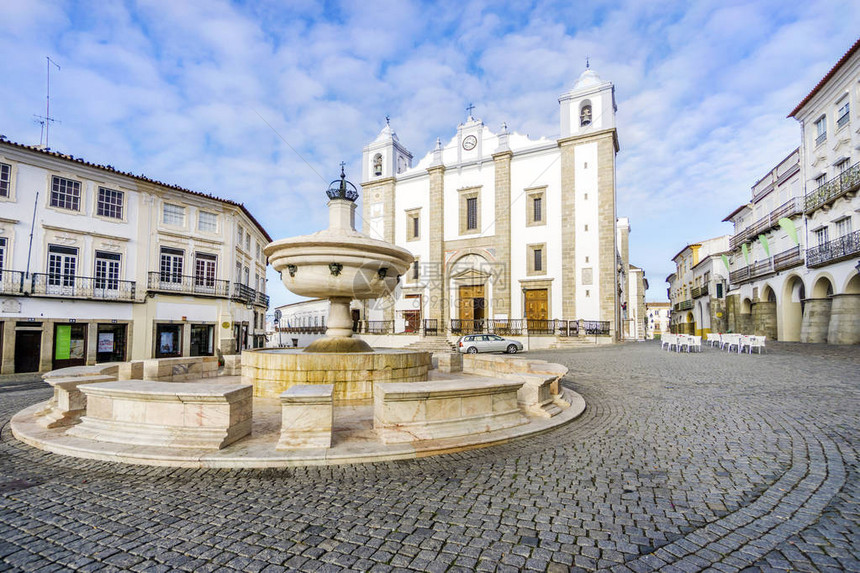 由传统住宅楼环绕和位于葡萄牙阿伦乔埃沃拉Giraldo广场的Saint图片